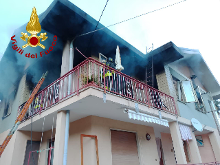 Incendio in una palazzina di Lanzo Torinese, una persona ferita